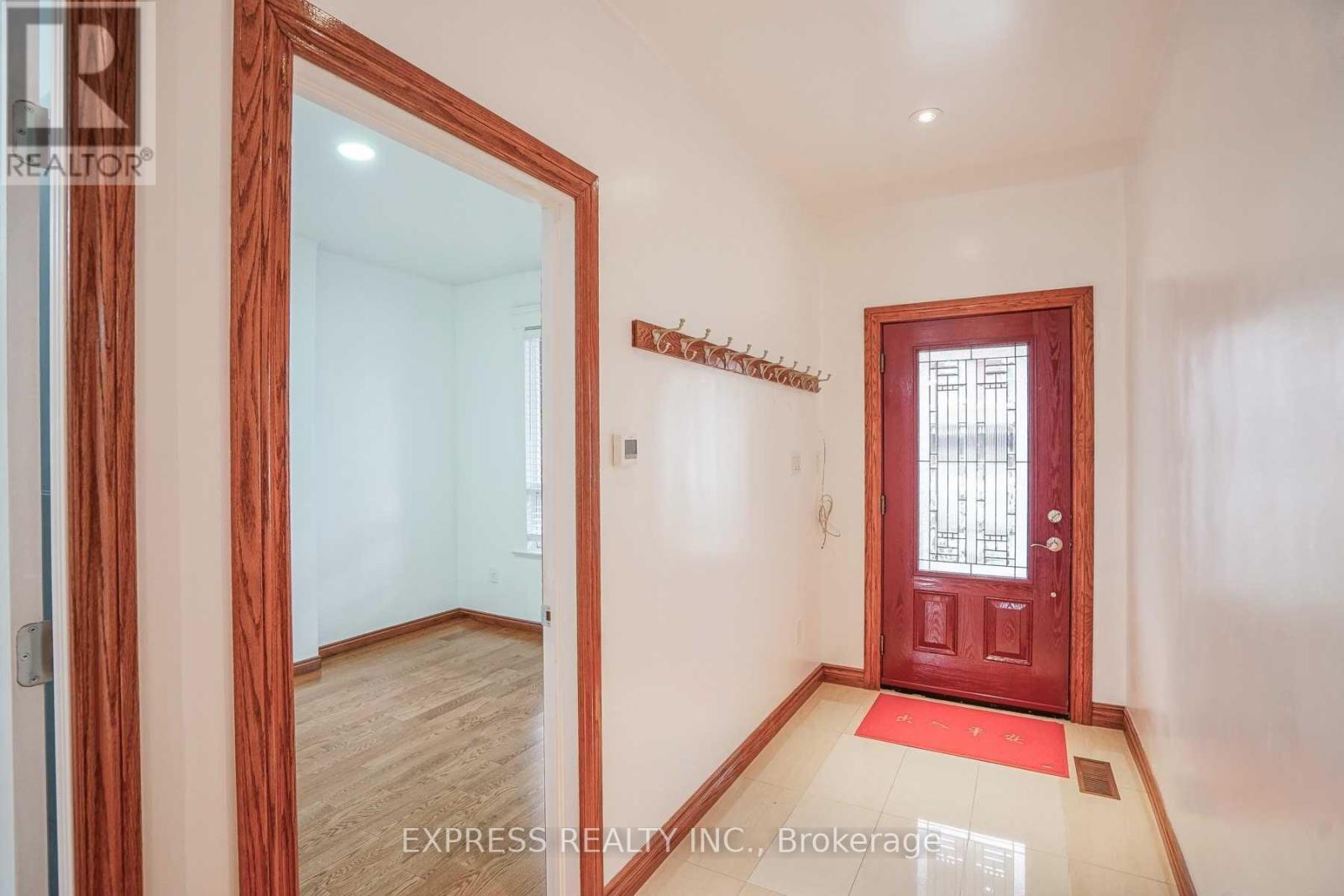 Upper - 932 Ossington Avenue, Toronto, Ontario M6G 3V1 - Photo 2 - W12918782