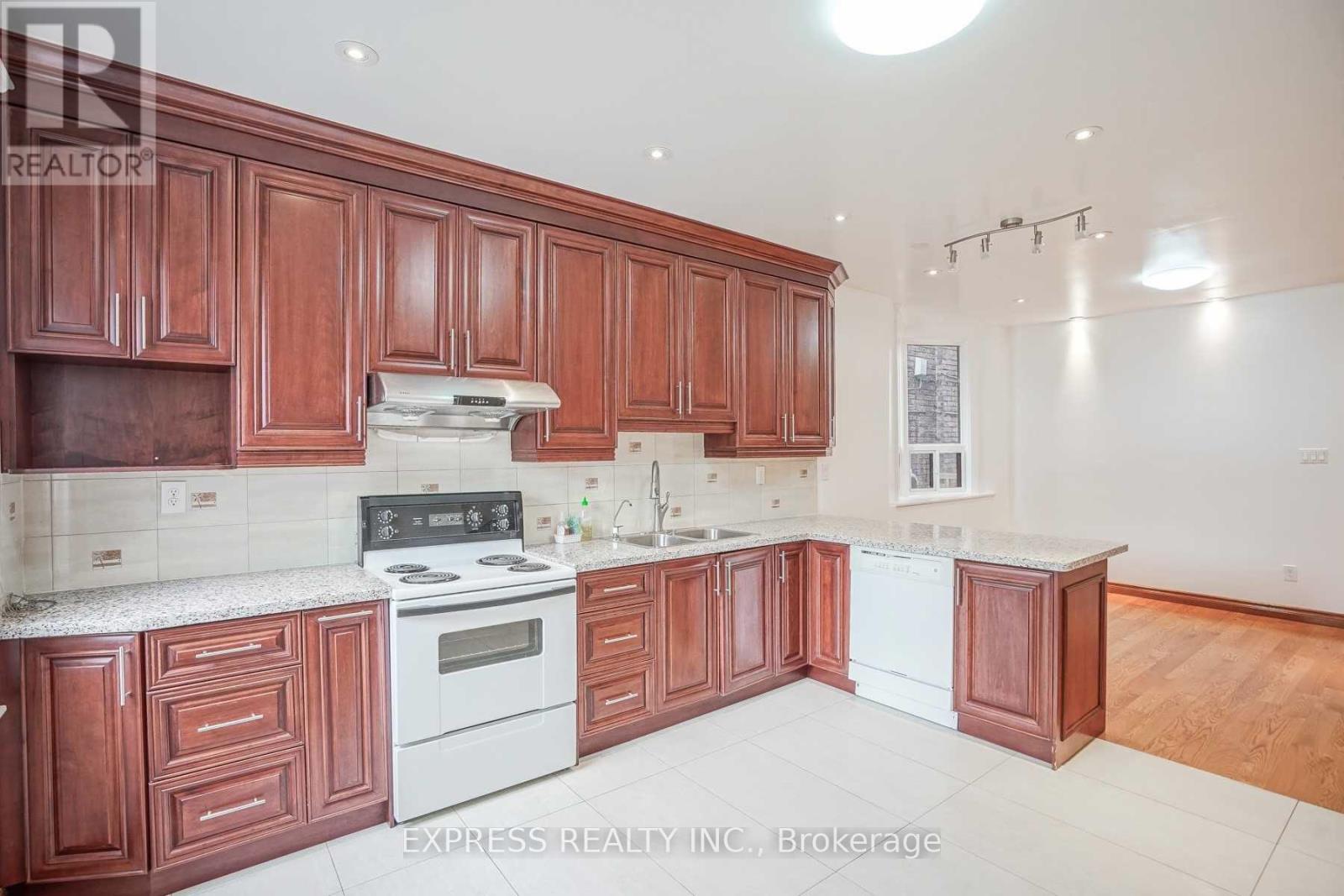 Upper - 932 Ossington Avenue, Toronto, Ontario M6G 3V1 - Photo 3 - W12918782