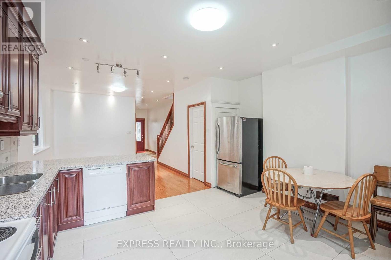 Upper - 932 Ossington Avenue, Toronto, Ontario M6G 3V1 - Photo 4 - W12918782