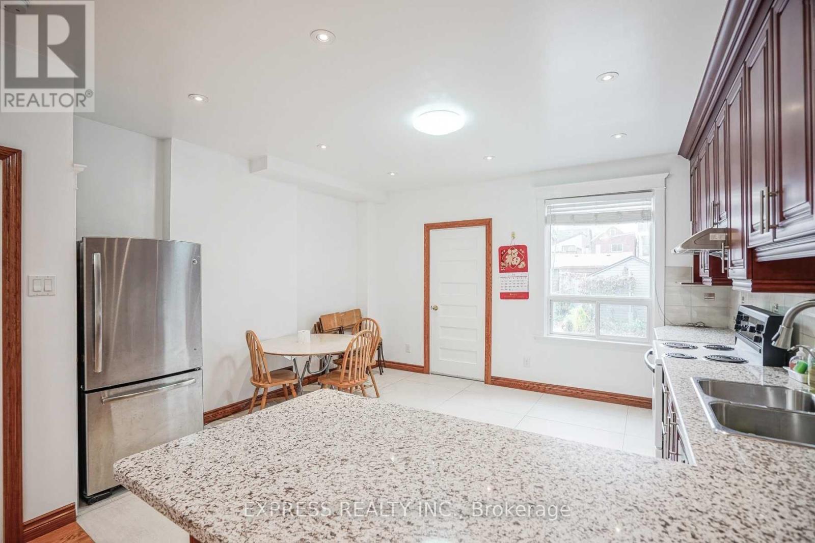 Upper - 932 Ossington Avenue, Toronto, Ontario M6G 3V1 - Photo 5 - W12918782