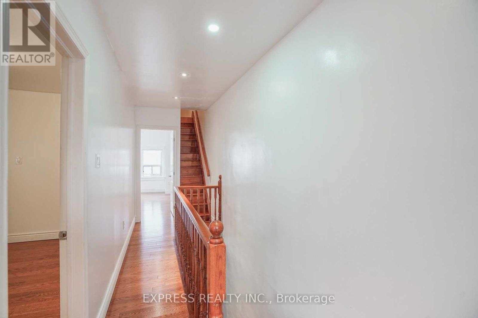 Upper - 932 Ossington Avenue, Toronto, Ontario M6G 3V1 - Photo 6 - W12918782