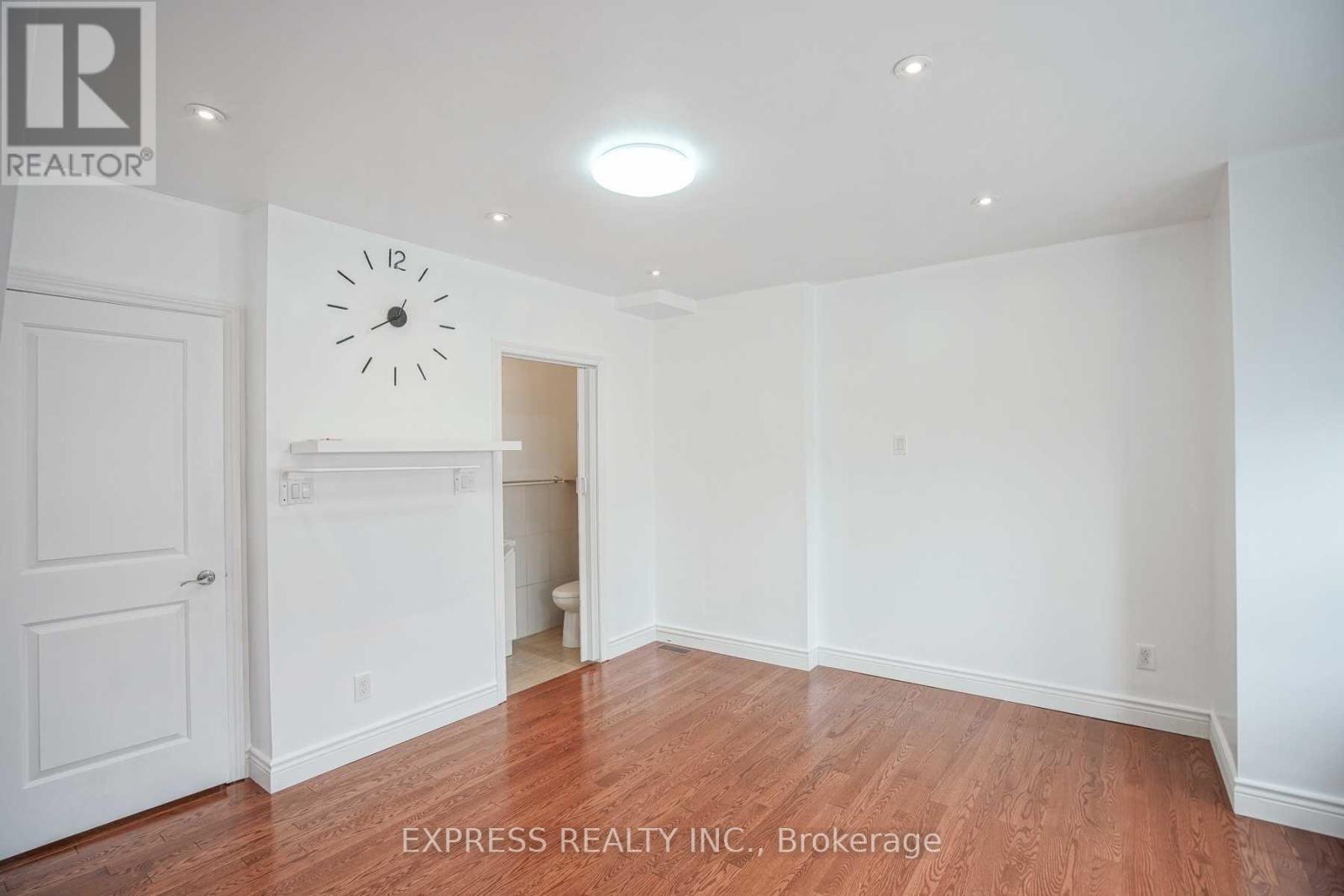 Upper - 932 Ossington Avenue, Toronto, Ontario M6G 3V1 - Photo 7 - W12918782