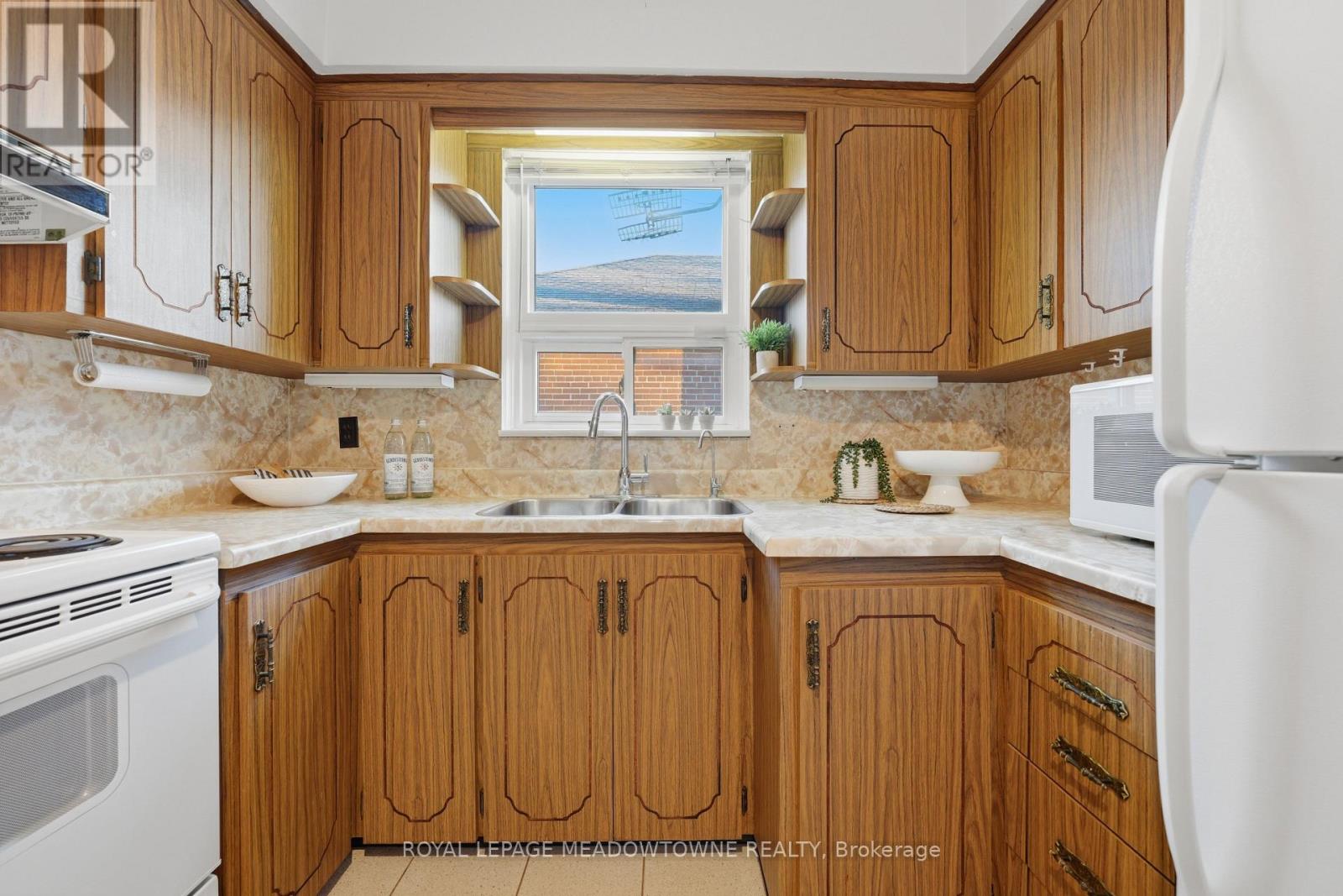 144 Silverhill Drive, Toronto (Islington-City Centre West), Ontario  M9B 3W7 - Photo 14 - W12918824