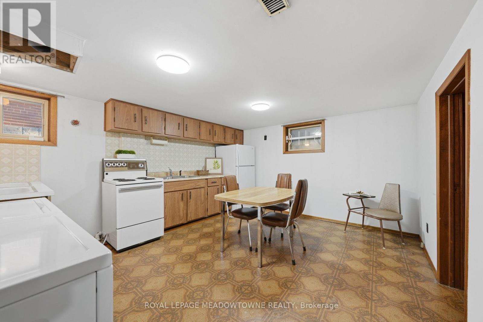 144 Silverhill Drive, Toronto (Islington-City Centre West), Ontario  M9B 3W7 - Photo 35 - W12918824