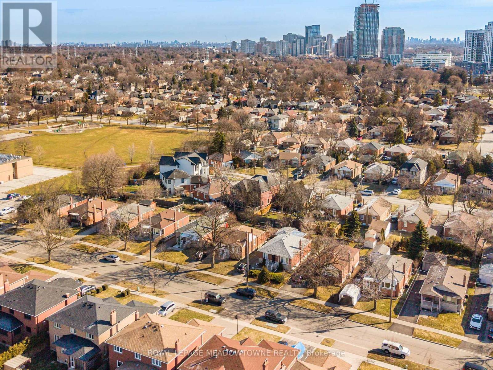 144 Silverhill Drive, Toronto (Islington-City Centre West), Ontario  M9B 3W7 - Photo 48 - W12918824