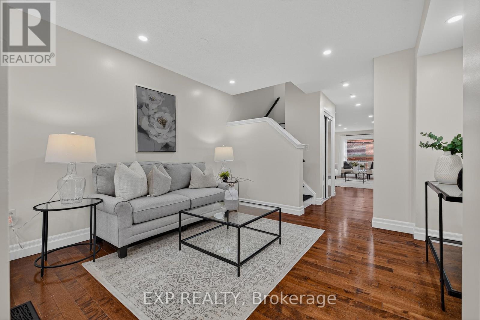 4067 Donnic Drive, Burlington, Ontario  L7M 0A5 - Photo 3 - W12918848