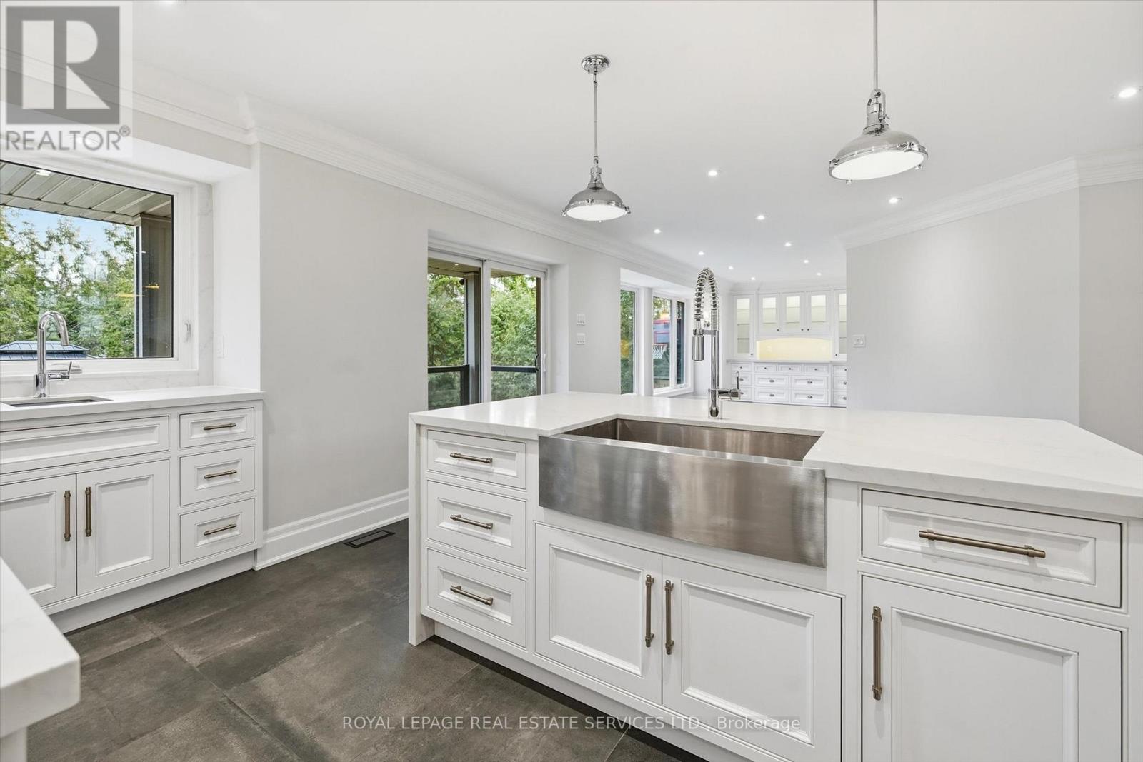 1601 Venetia Drive, Oakville, Ontario  L6L 1K8 - Photo 10 - W12918888