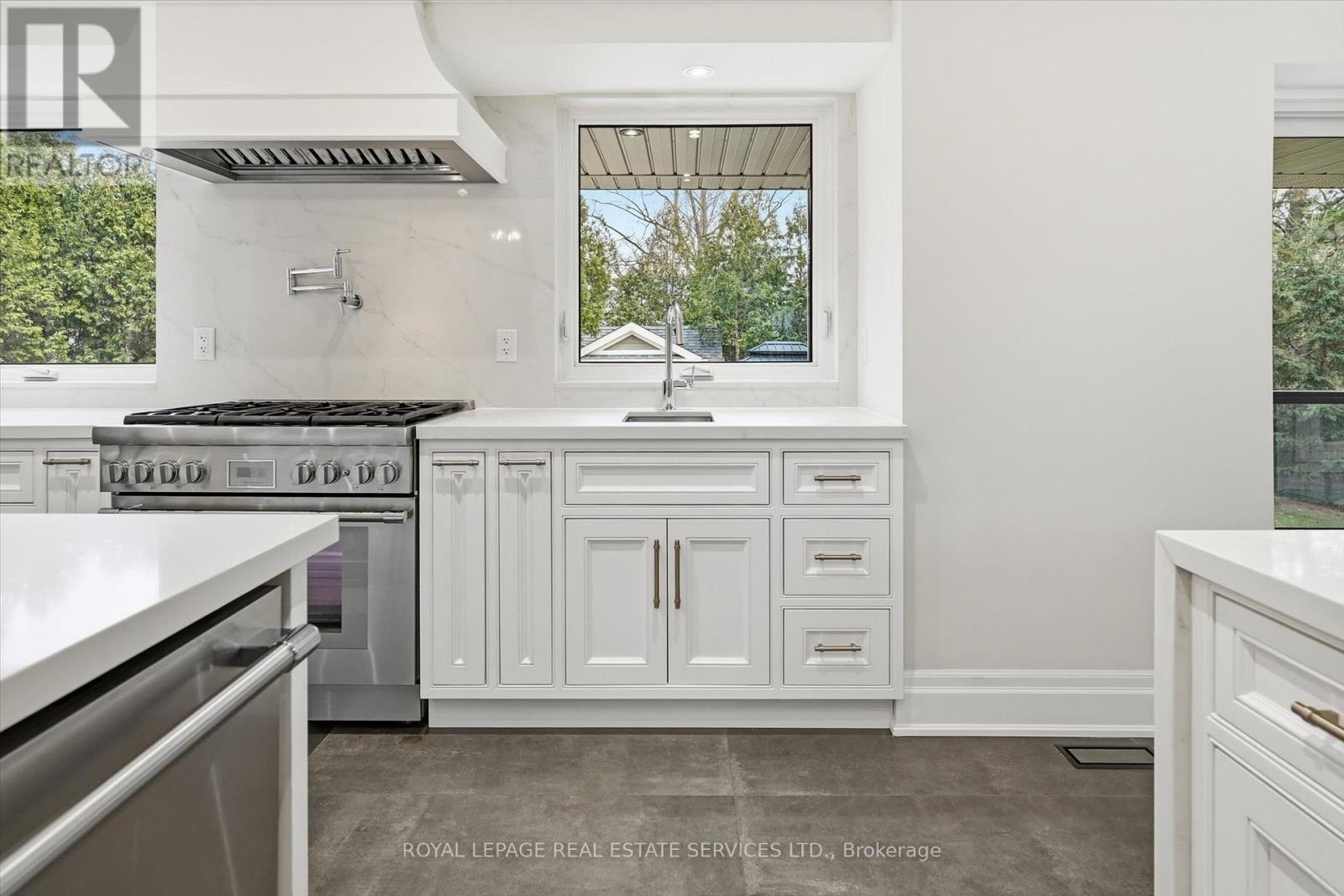 1601 Venetia Drive, Oakville, Ontario  L6L 1K8 - Photo 11 - W12918888