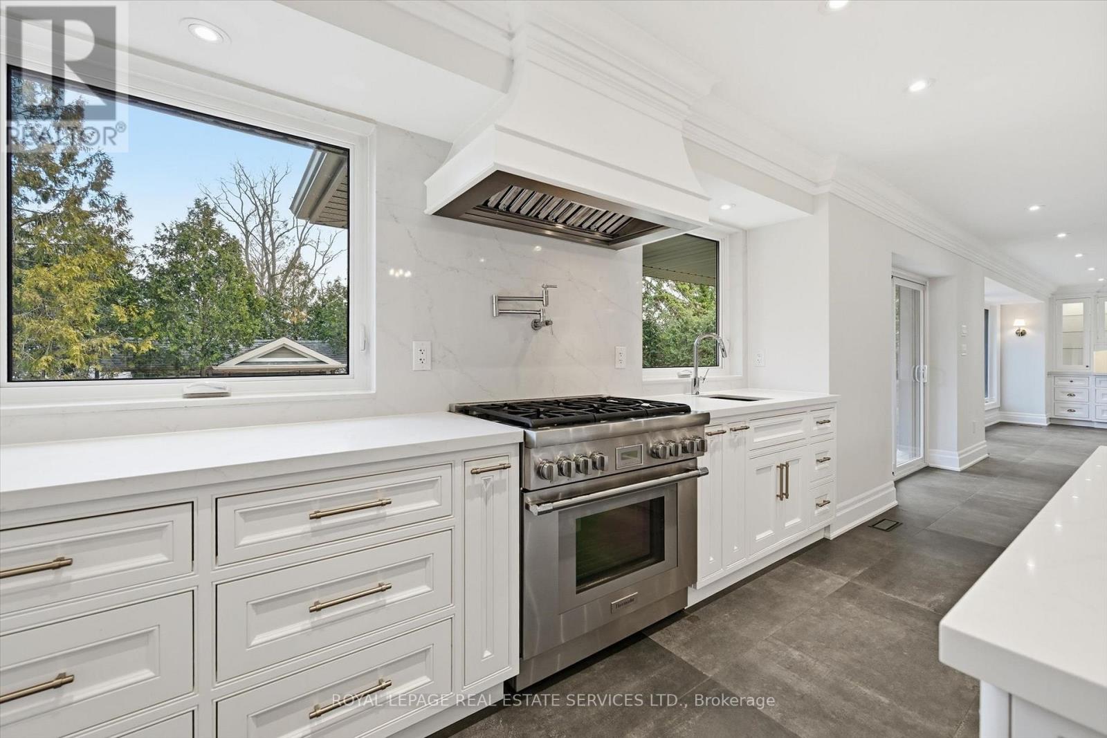 1601 Venetia Drive, Oakville, Ontario  L6L 1K8 - Photo 13 - W12918888