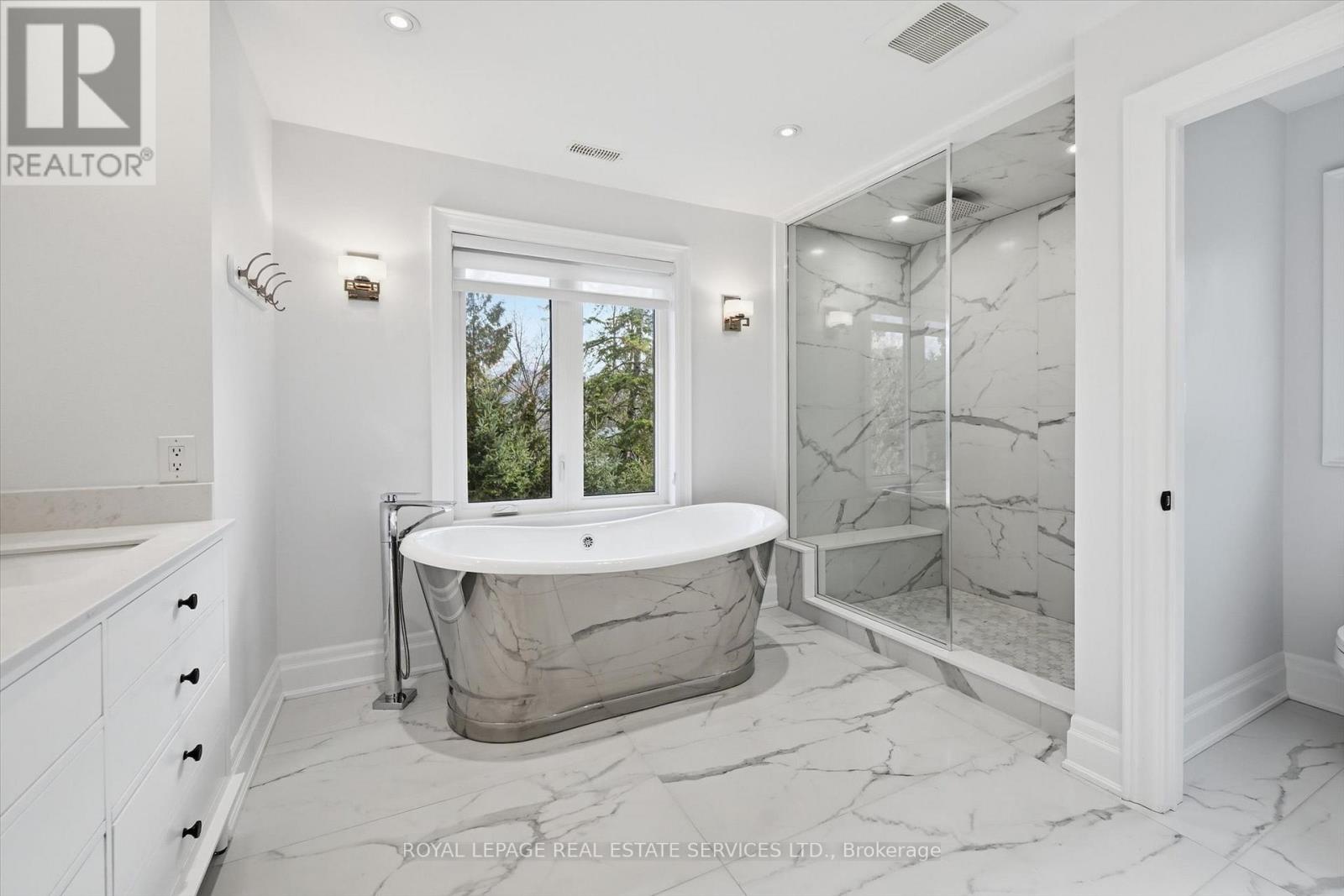 1601 Venetia Drive, Oakville, Ontario  L6L 1K8 - Photo 32 - W12918888