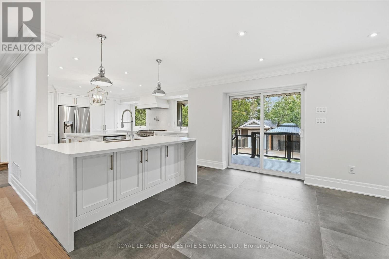 1601 Venetia Drive, Oakville, Ontario  L6L 1K8 - Photo 7 - W12918888