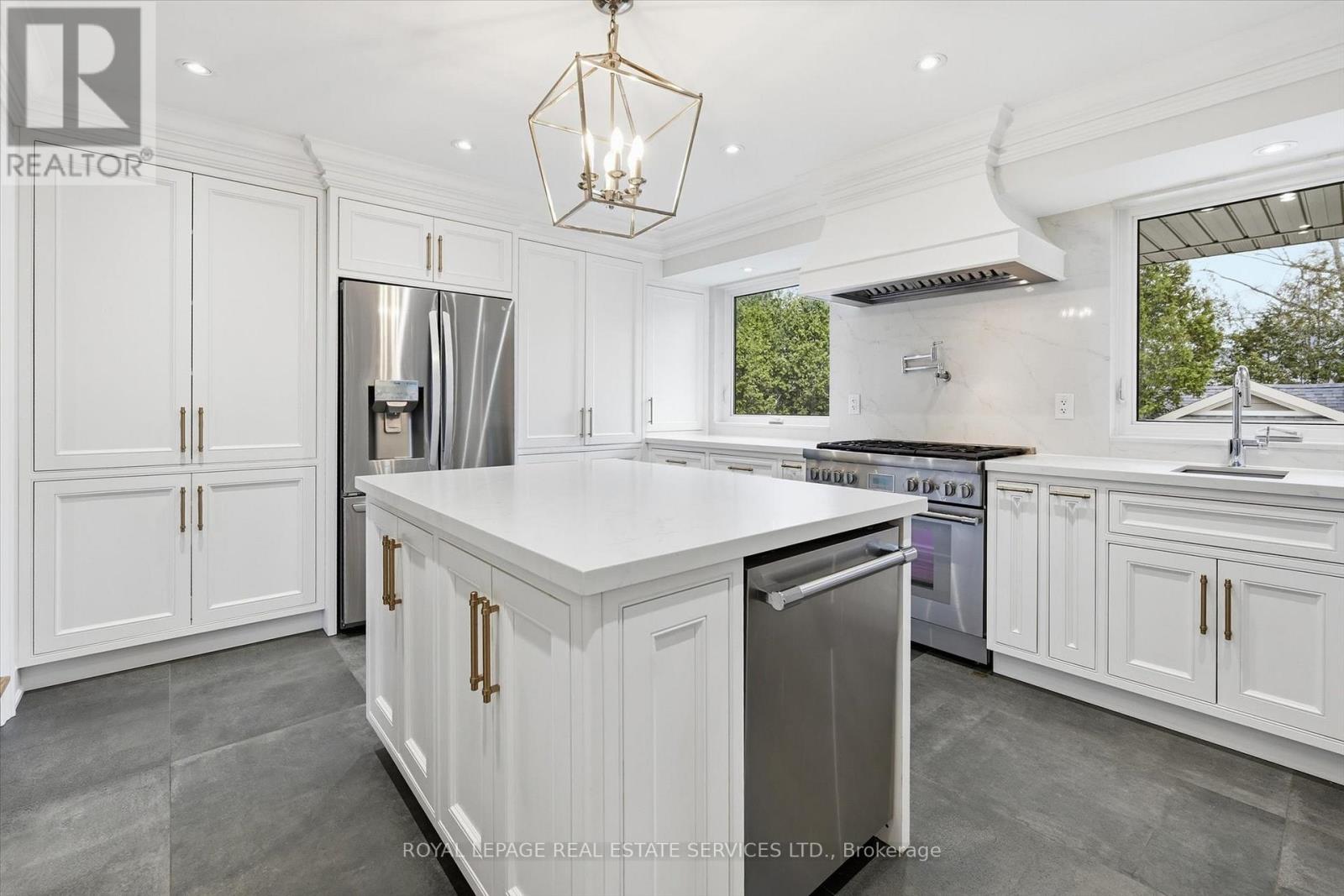 1601 Venetia Drive, Oakville, Ontario  L6L 1K8 - Photo 9 - W12918888