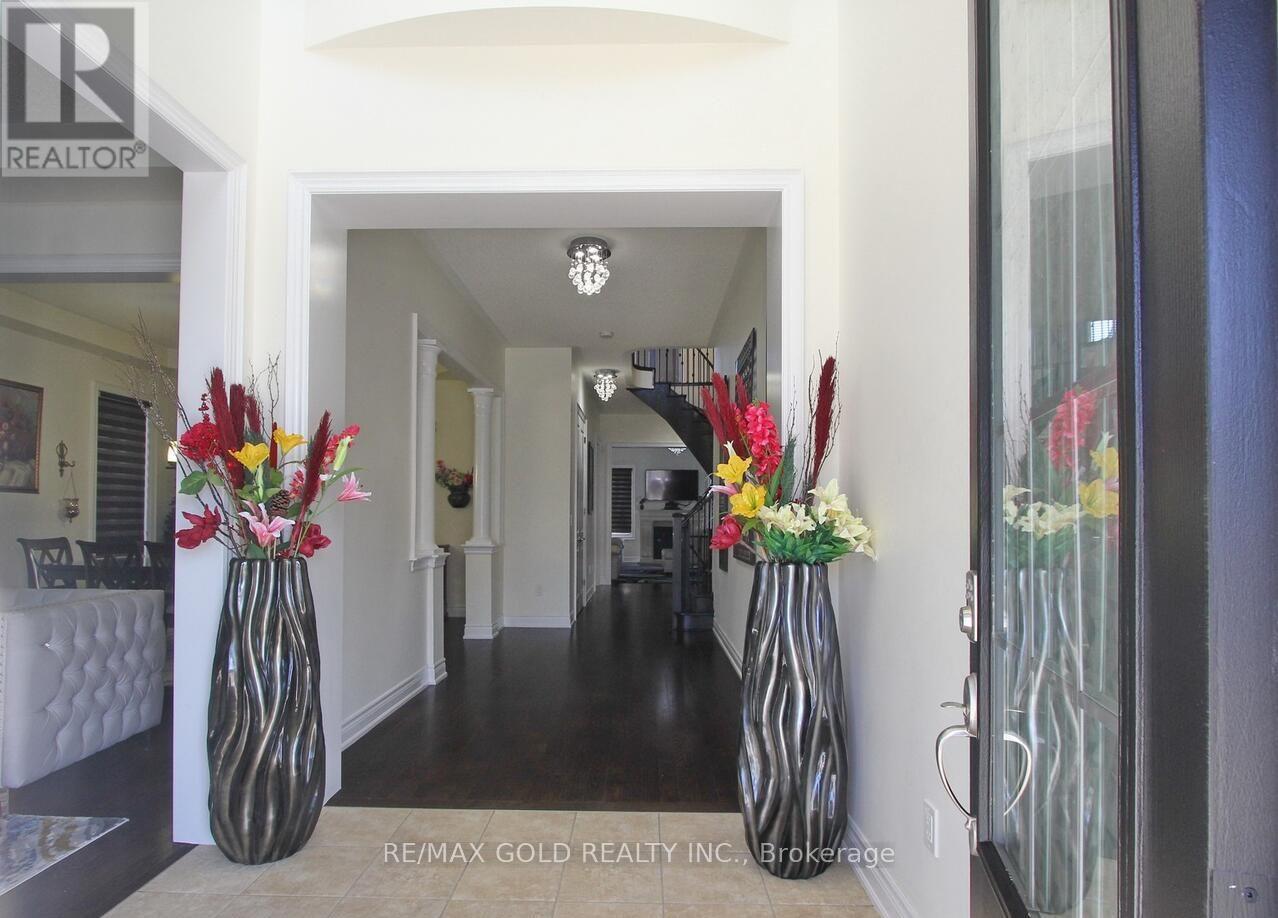 14 Ladbrook Crescent, Brampton, Ontario  L6X 5H6 - Photo 4 - W12918924