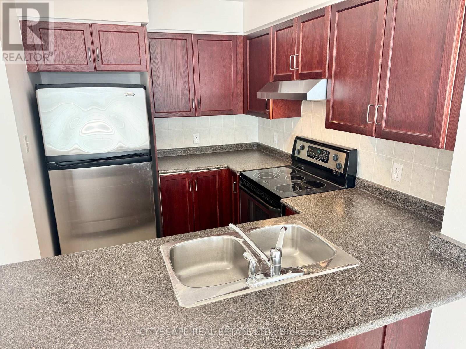 #1606 - 156 Enfield Place, Mississauga (City Centre), Ontario  L5B 4L8 - Photo 3 - W12918980