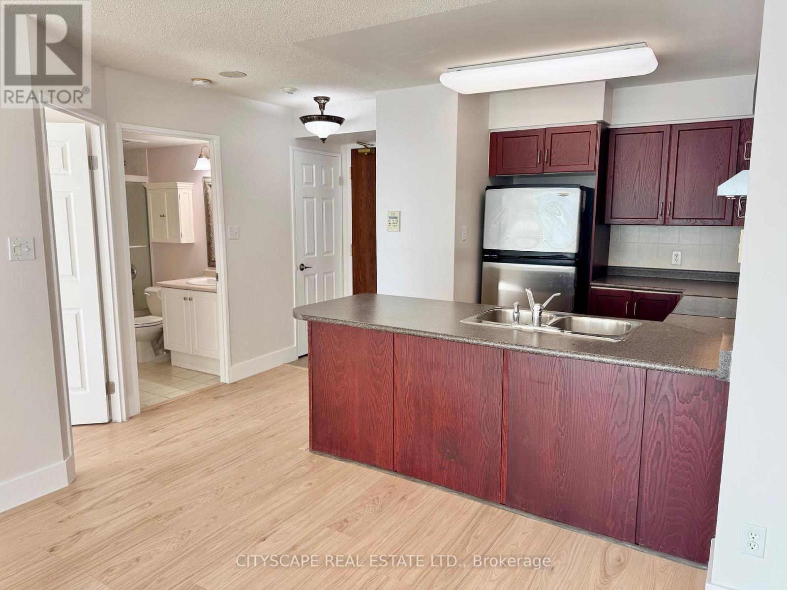 #1606 - 156 Enfield Place, Mississauga (City Centre), Ontario  L5B 4L8 - Photo 4 - W12918980