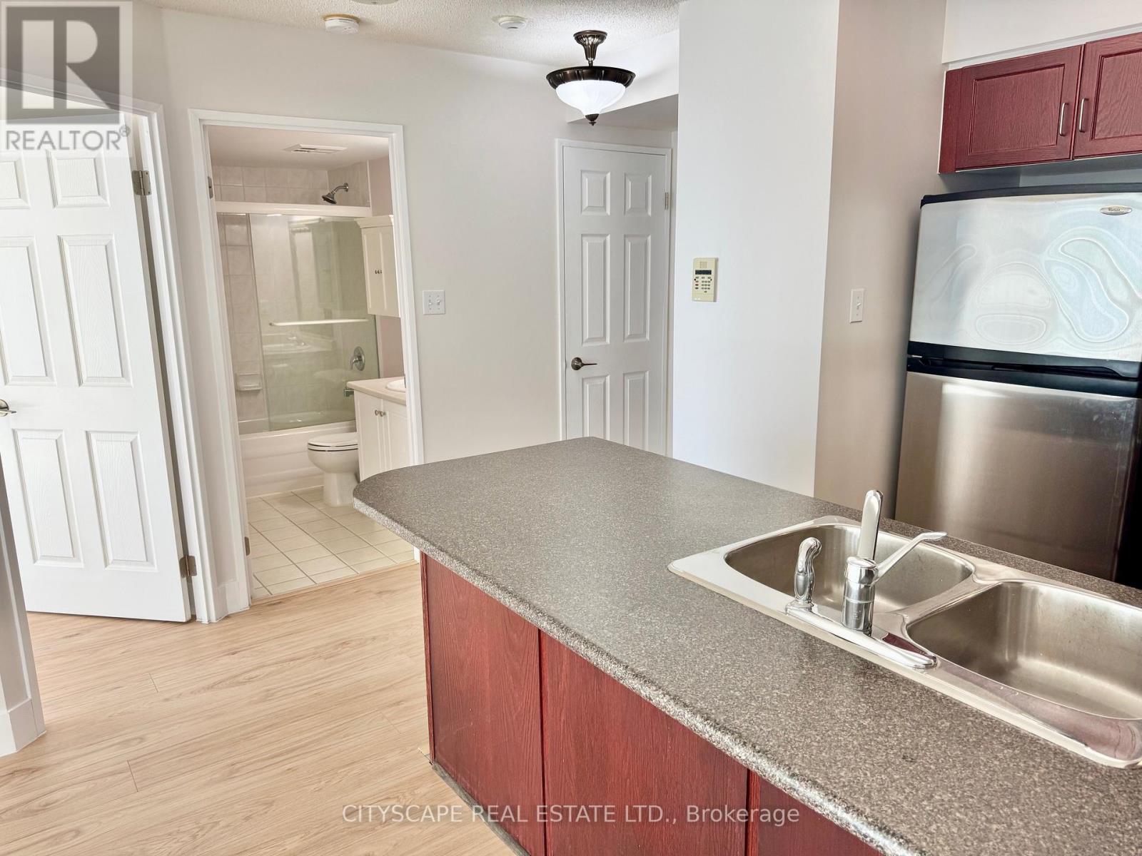 #1606 - 156 Enfield Place, Mississauga (City Centre), Ontario  L5B 4L8 - Photo 5 - W12918980