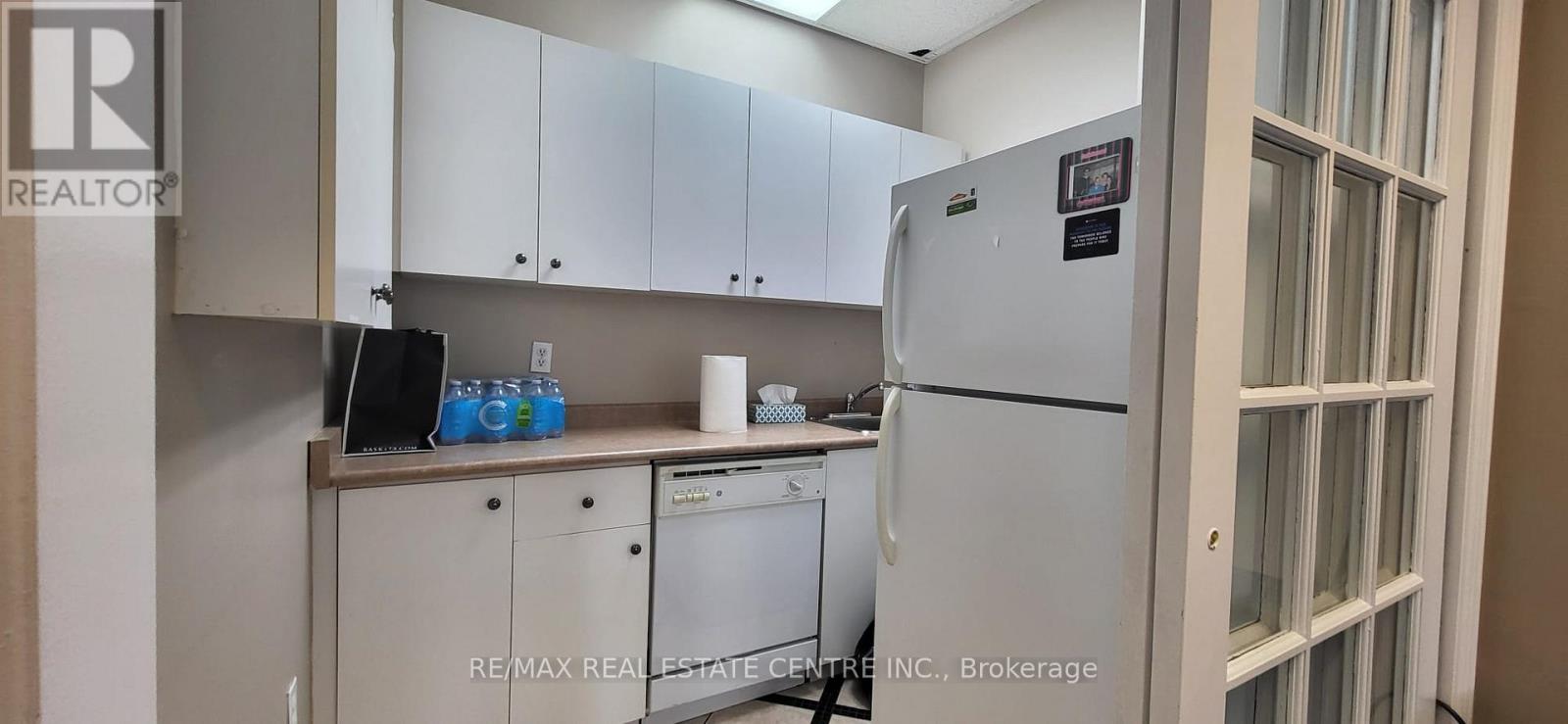 220-221 - 1550 South Gateway Road, Mississauga, Ontario L4W 5G6 - Photo 19 - W12919030