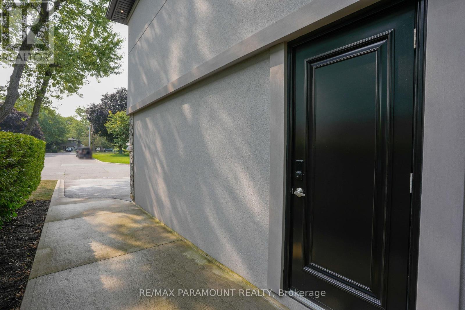 10 Farmington Drive, Brampton (Brampton East), Ontario  L6W 2V2 - Photo 34 - W12919046