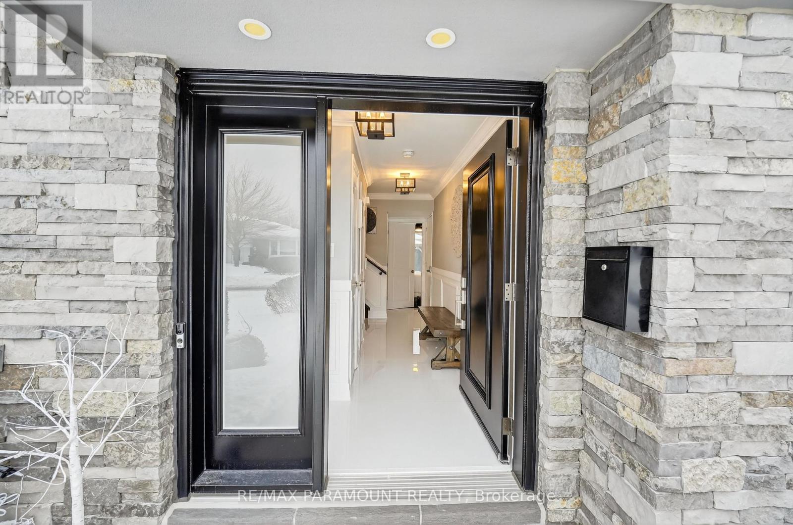 10 Farmington Drive, Brampton (Brampton East), Ontario  L6W 2V2 - Photo 8 - W12919046