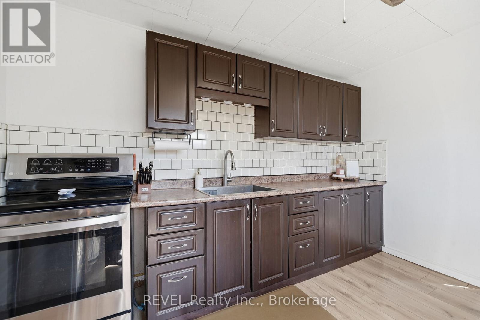 77 Ellen Street, Fort Erie, Ontario L2A 4C9 - Photo 4 - X12919144