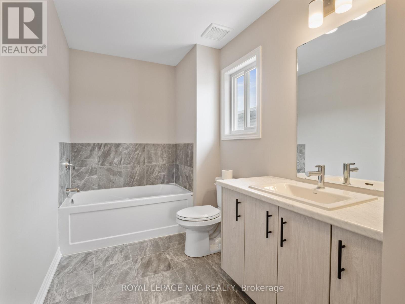 27 Renfrew Trail, Welland, Ontario  L3C 0K2 - Photo 15 - X12919208