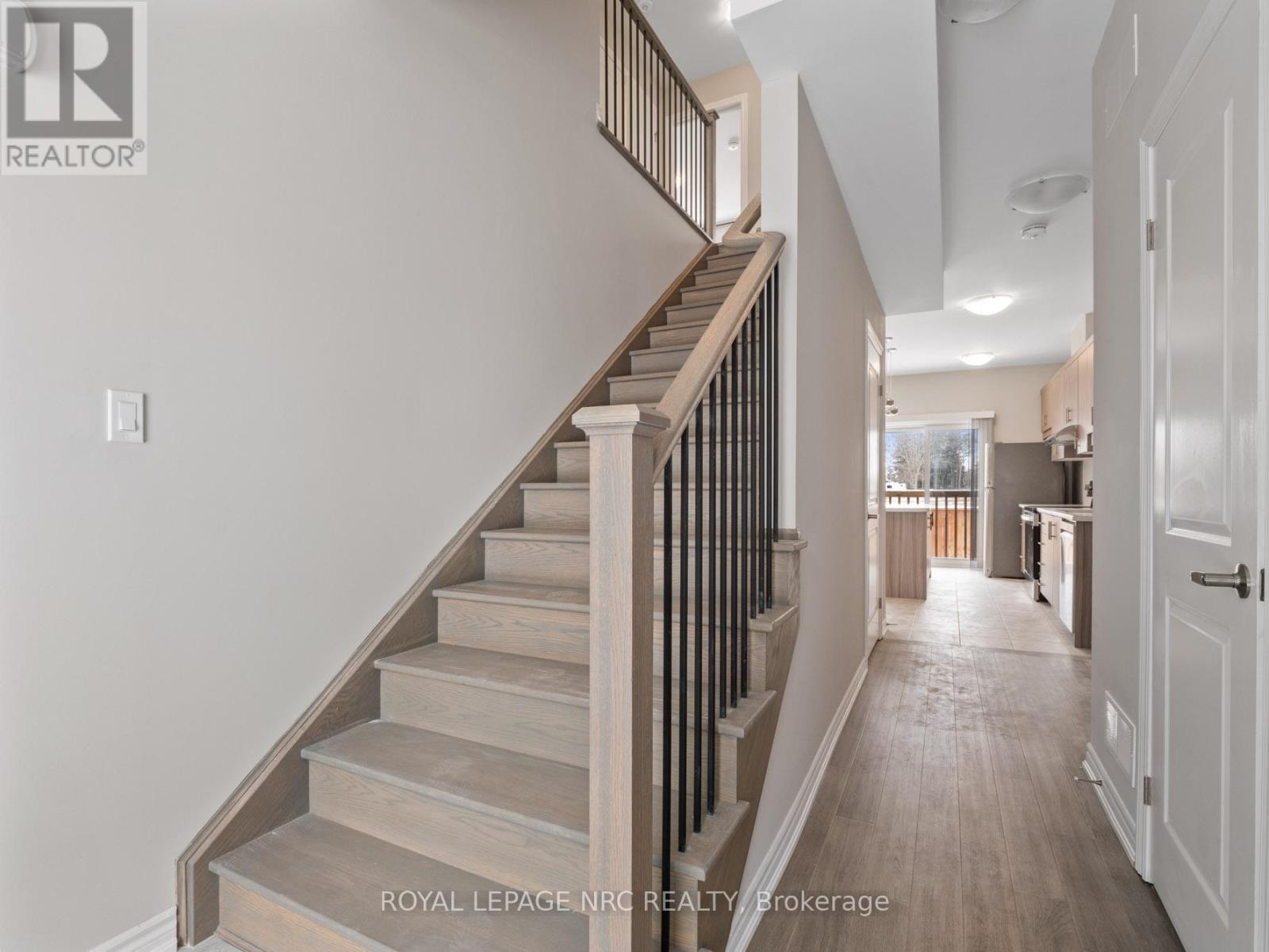 27 Renfrew Trail, Welland, Ontario  L3C 0K2 - Photo 4 - X12919208