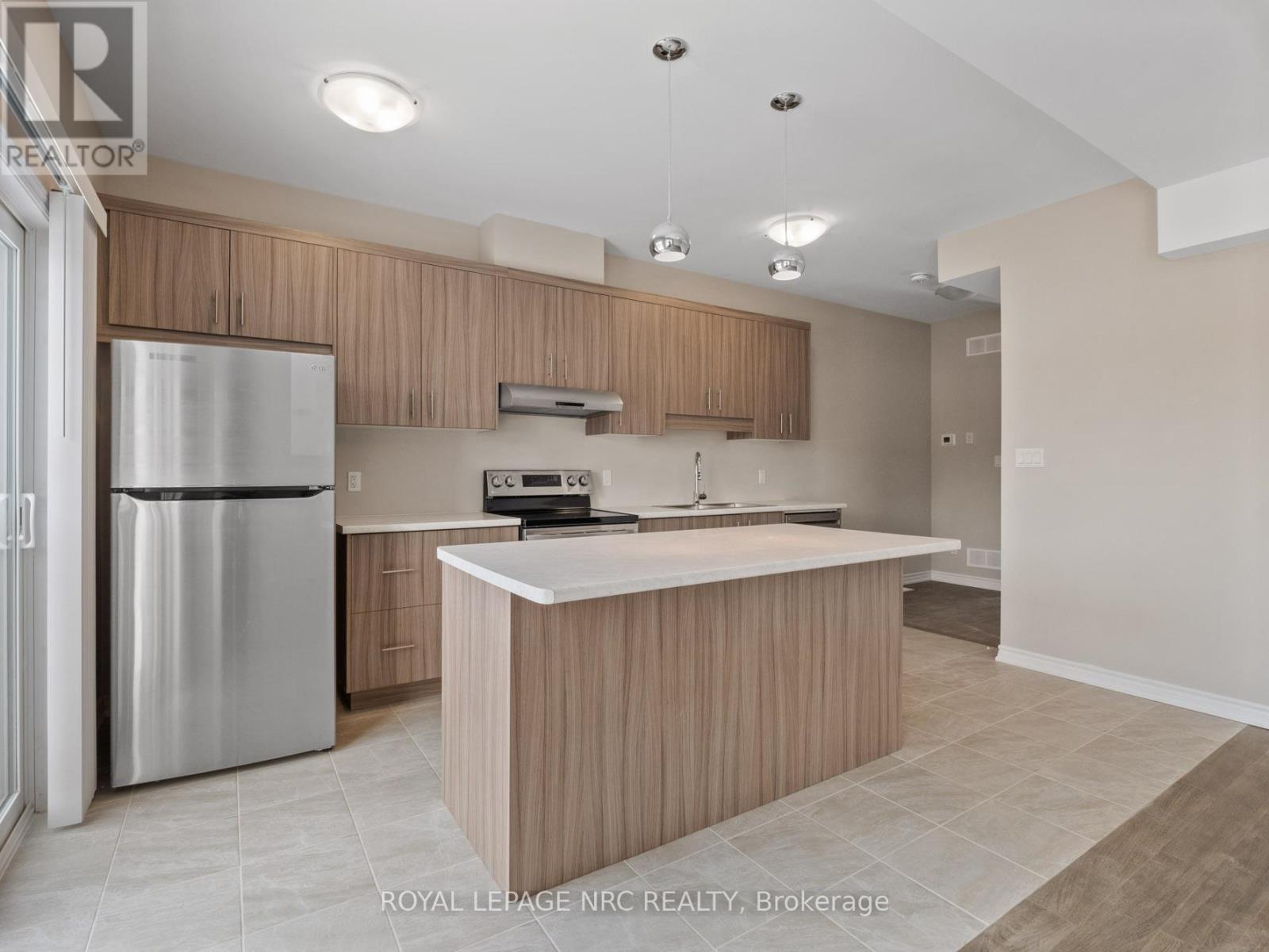 27 Renfrew Trail, Welland, Ontario  L3C 0K2 - Photo 5 - X12919208