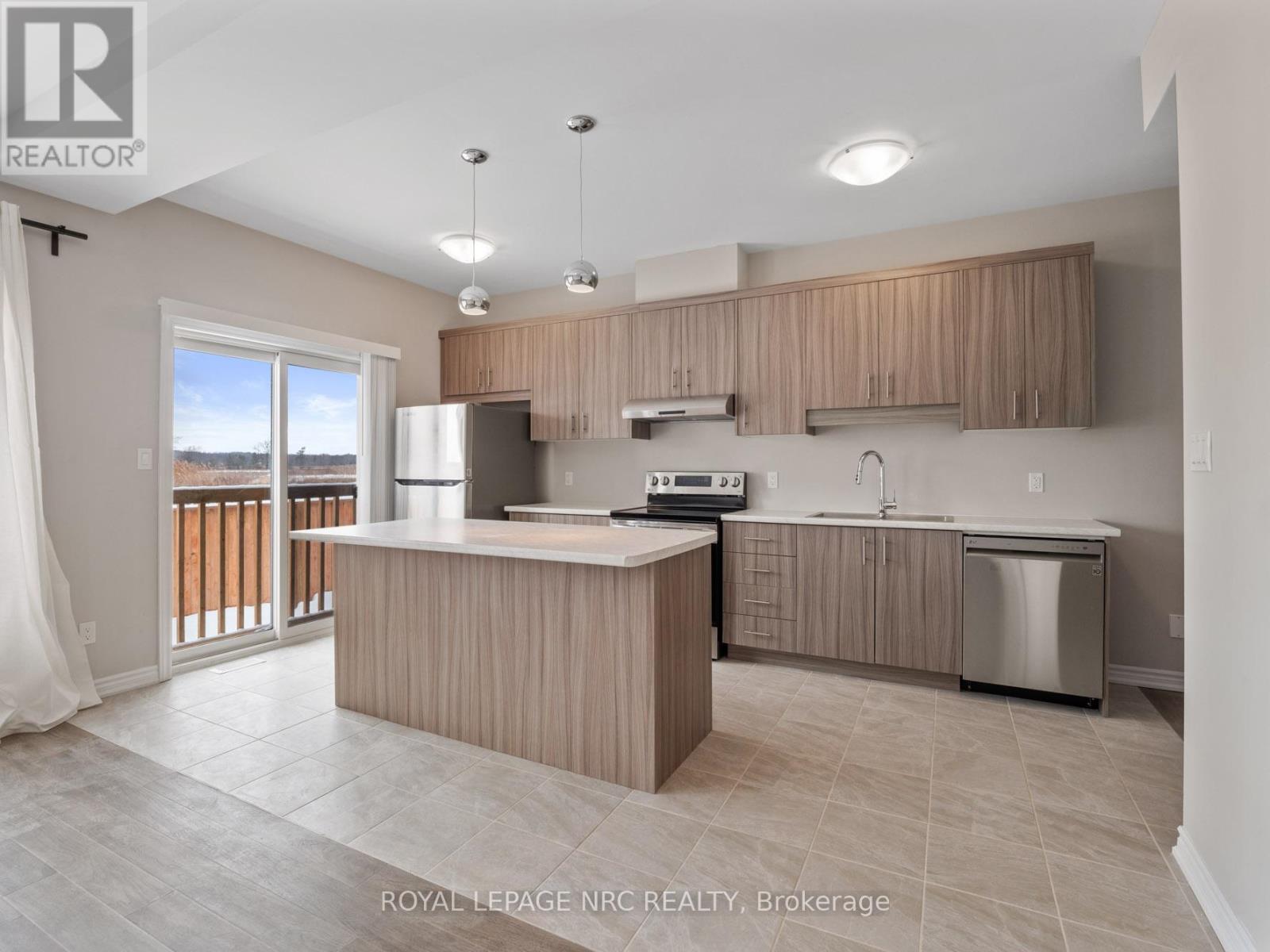 27 Renfrew Trail, Welland, Ontario  L3C 0K2 - Photo 6 - X12919208