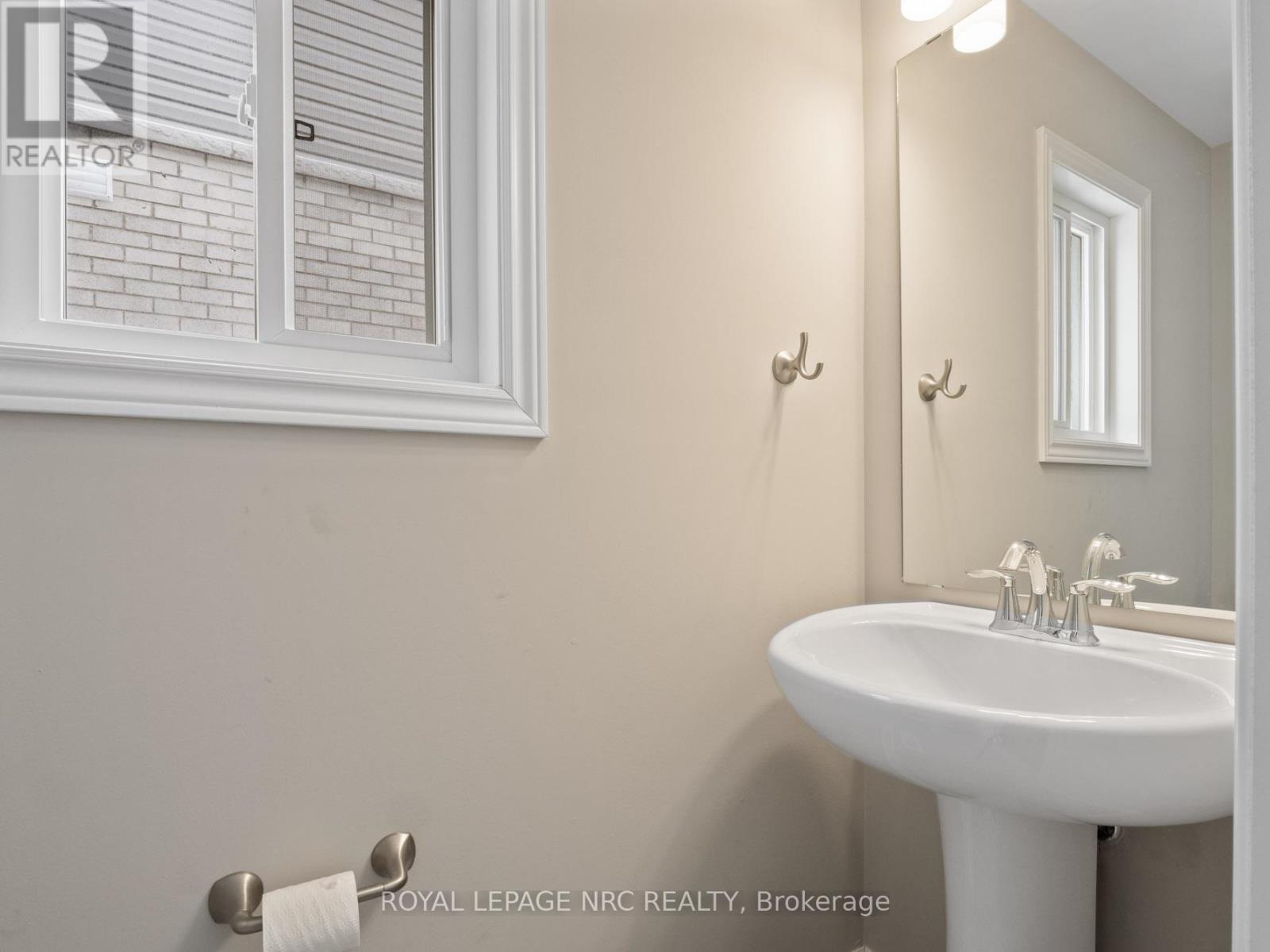 27 Renfrew Trail, Welland, Ontario  L3C 0K2 - Photo 9 - X12919208