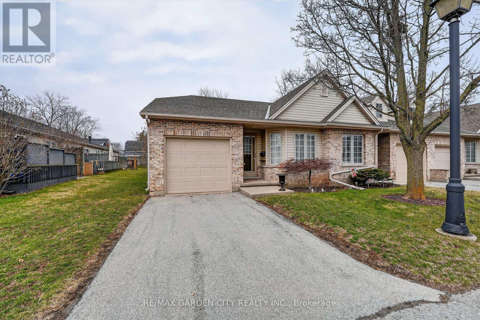 27 - 303 Central Avenue, Grimsby, Ontario  L3M 5L7 - Photo 1 - X12919252