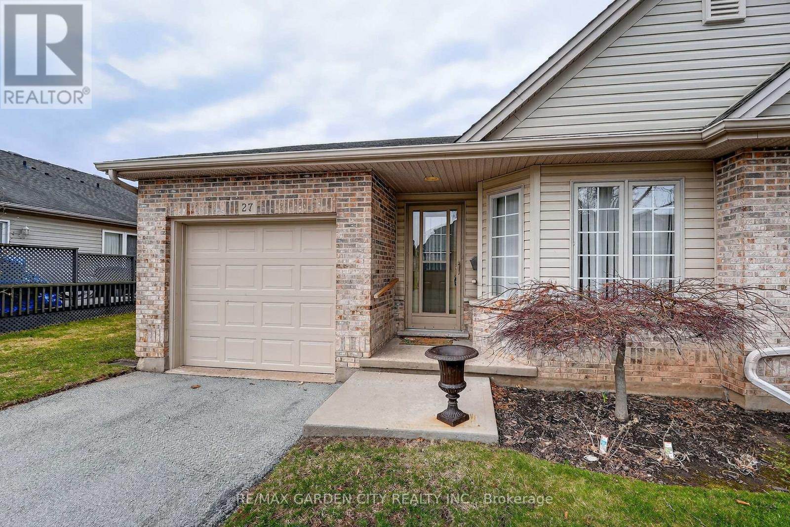 27 - 303 Central Avenue, Grimsby, Ontario  L3M 5L7 - Photo 2 - X12919252