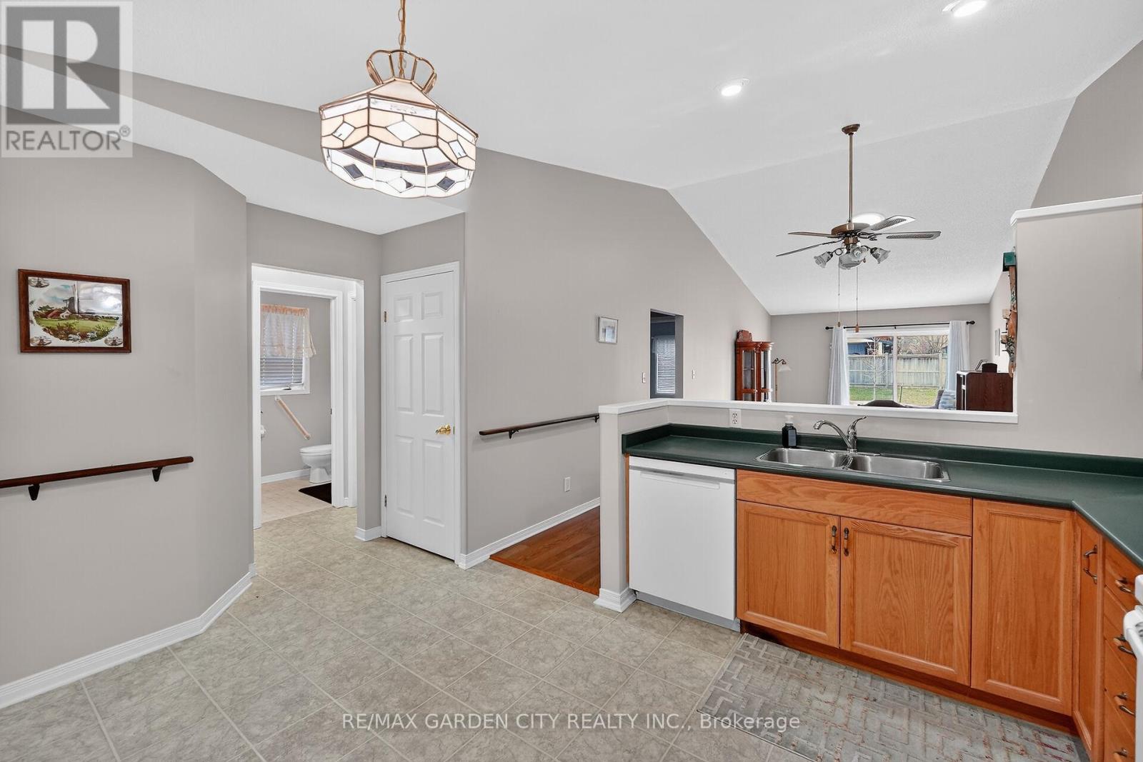 27 - 303 Central Avenue, Grimsby, Ontario  L3M 5L7 - Photo 6 - X12919252