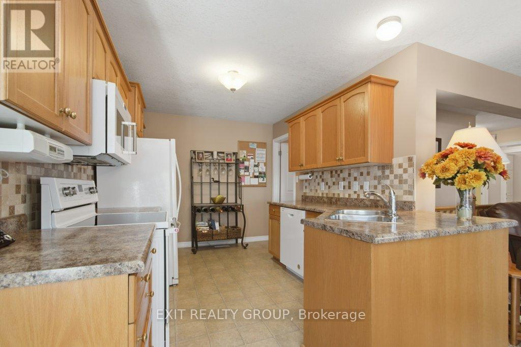 31 Aletha Drive, Prince Edward County, Ontario  K0K 3L0 - Photo 12 - X12919184