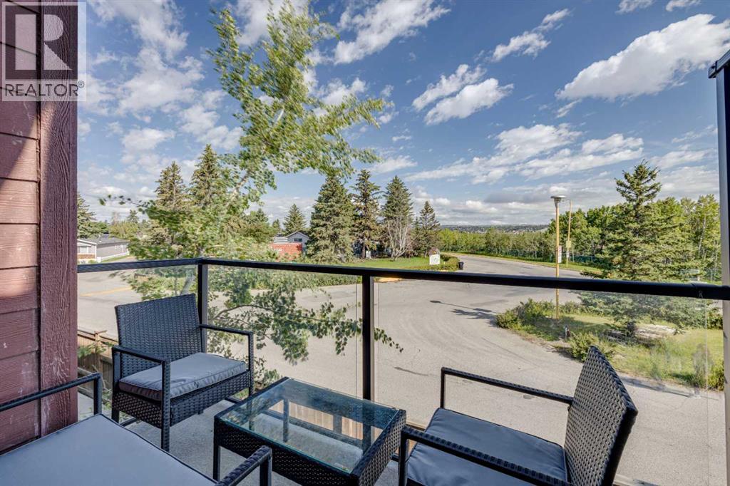 614 Greenbriar Common NW, Calgary, Alberta  T3B 6J2 - Photo 3 - A2281393