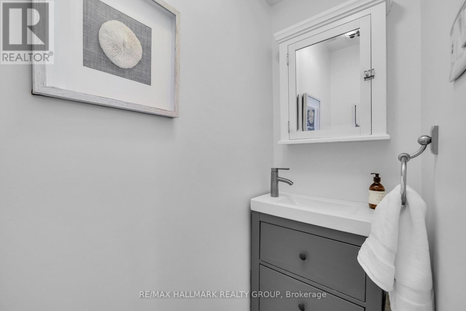 547 Denbury Avenue, Ottawa, Ontario K2A 2N8 - Photo 15 - X12919146