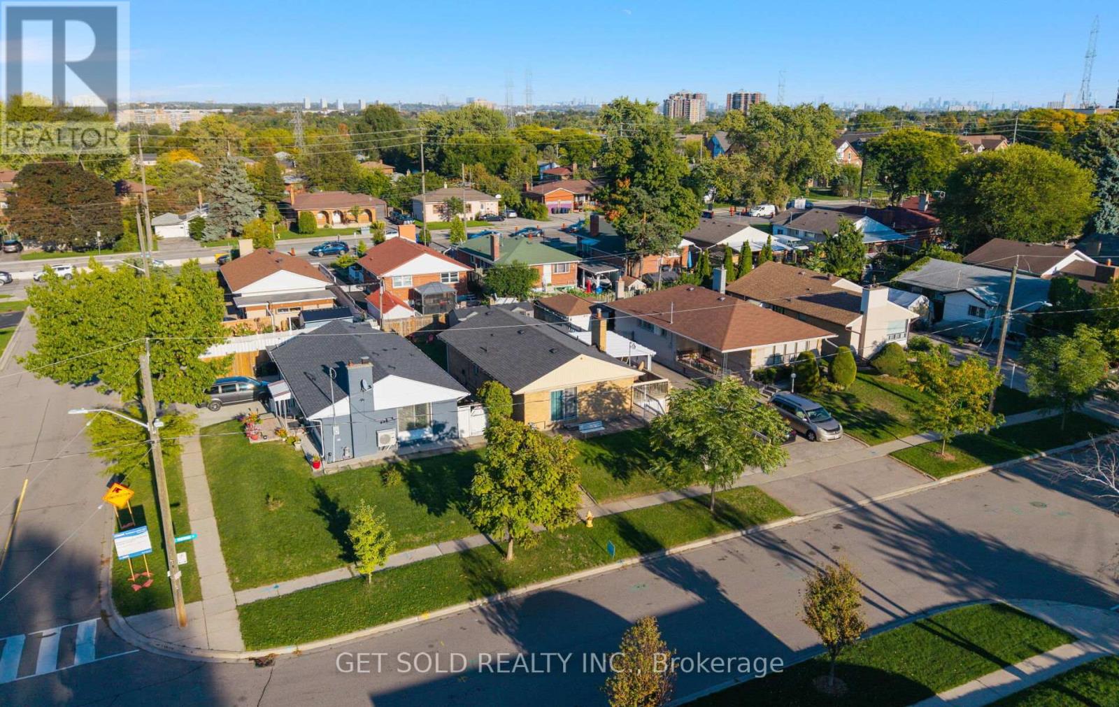 39 Pakenham Drive, Toronto, Ontario  M9W 4B2 - Photo 45 - W12578010