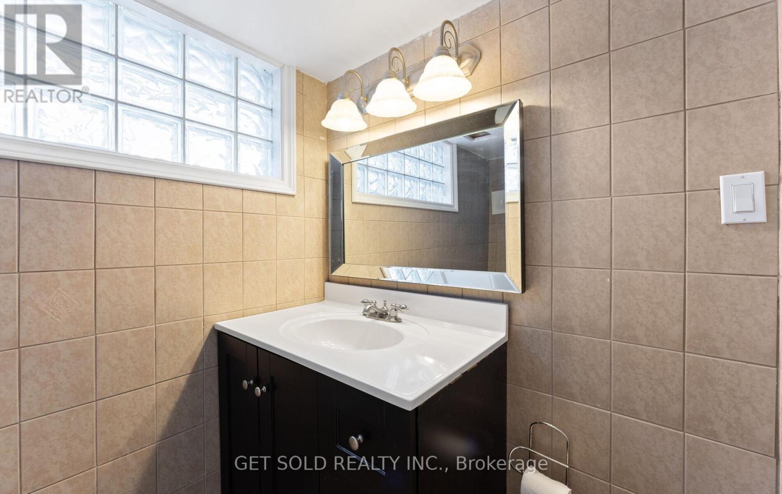 39 Pakenham Drive, Toronto, Ontario  M9W 4B2 - Photo 37 - W12578010