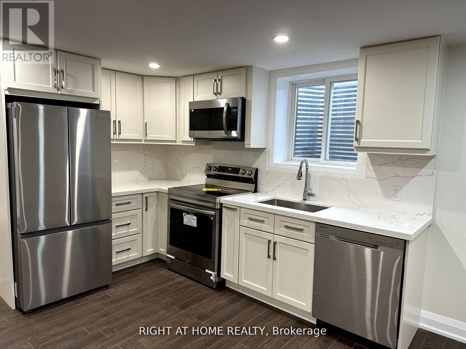 LOWER LEVEL APARTMENT - 11 LAW CRESCENT, Richmond Hill, Ontario