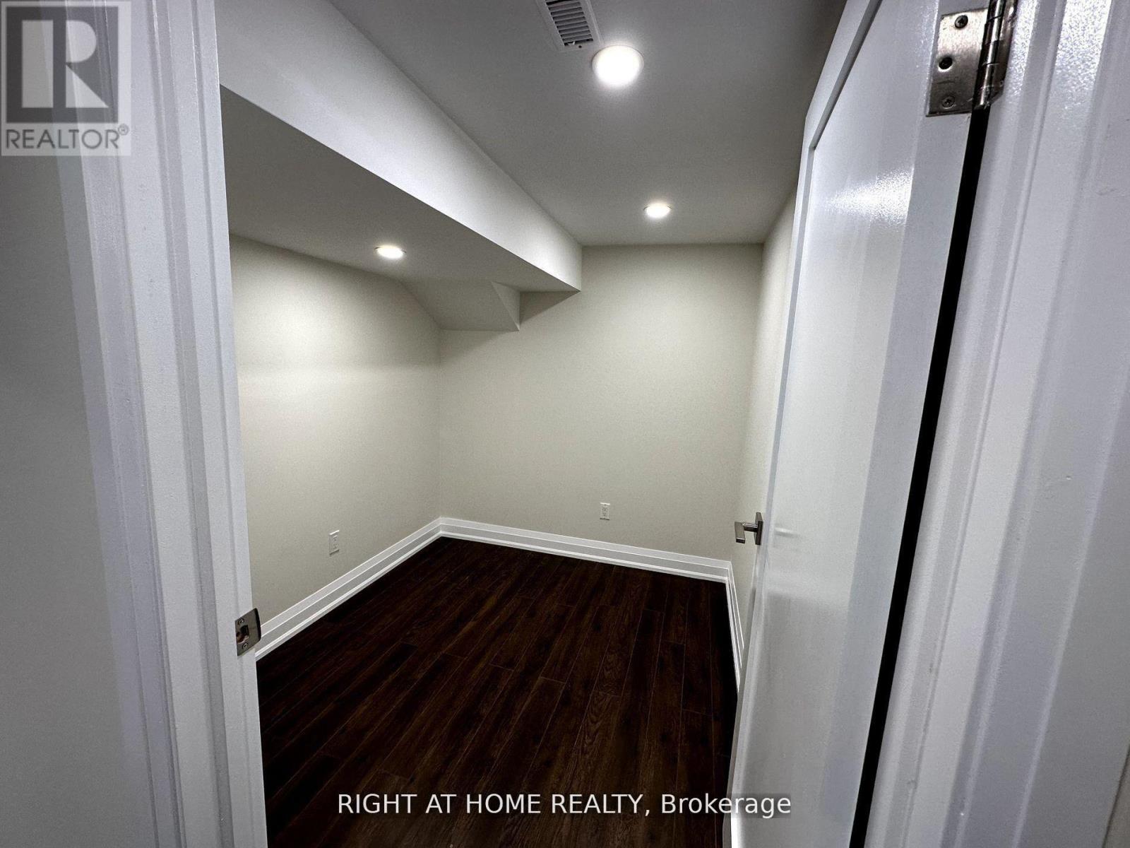 Lower Level Apartment - 11 Law Crescent, Richmond Hill, Ontario  L4C 5K7 - Photo 14 - N12919098