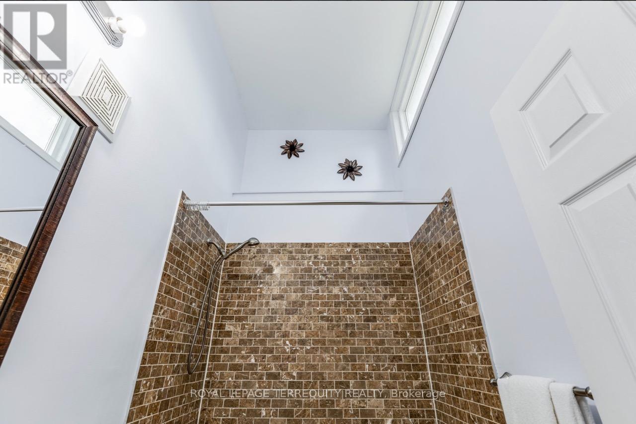 Upper - 26a Scarlett Road, Toronto (Rockcliffe-Smythe), Ontario  M6N 4K1 - Photo 11 - W12919170