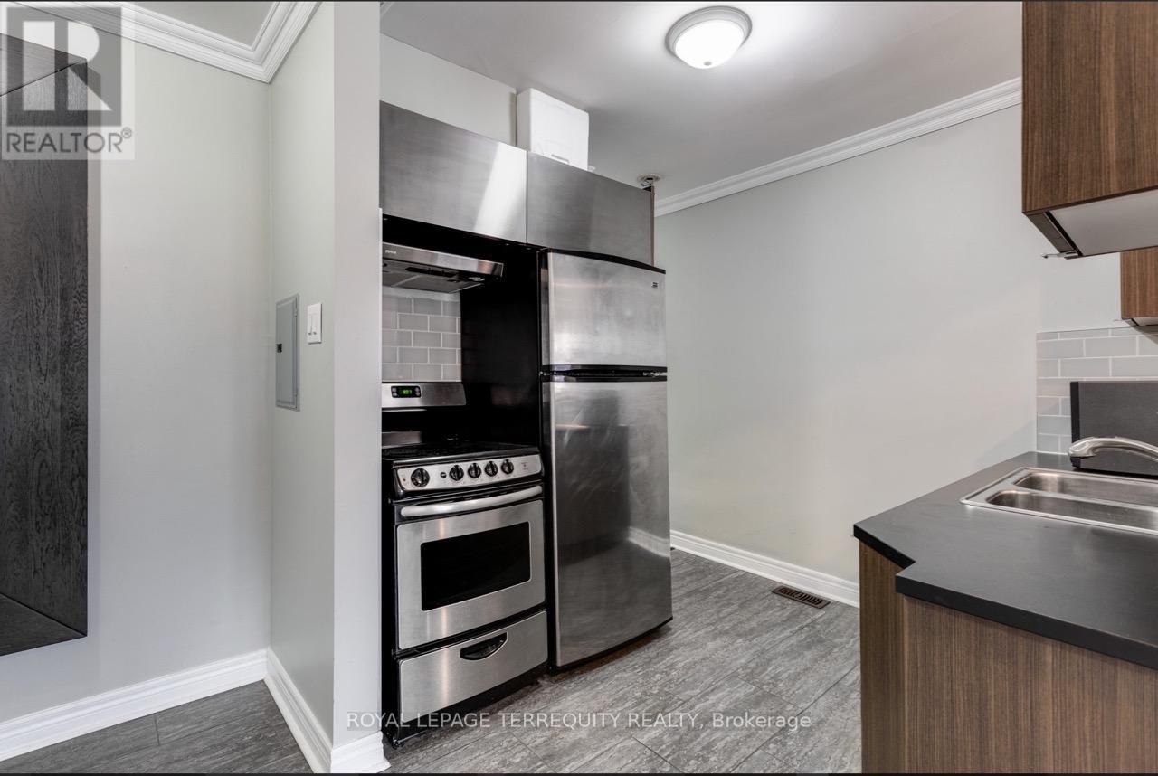 Upper - 26a Scarlett Road, Toronto (Rockcliffe-Smythe), Ontario  M6N 4K1 - Photo 2 - W12919170