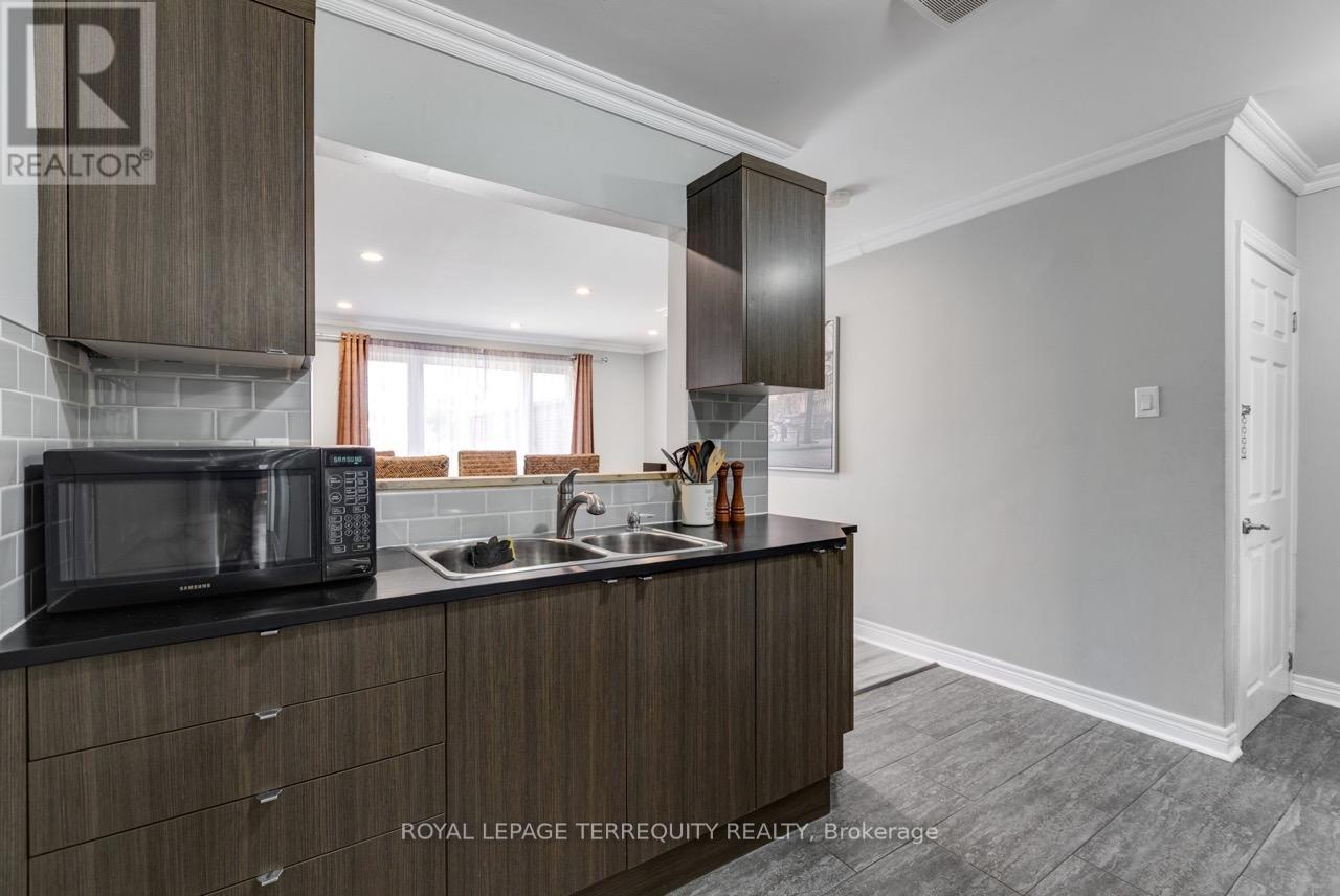 Upper - 26a Scarlett Road, Toronto (Rockcliffe-Smythe), Ontario  M6N 4K1 - Photo 3 - W12919170