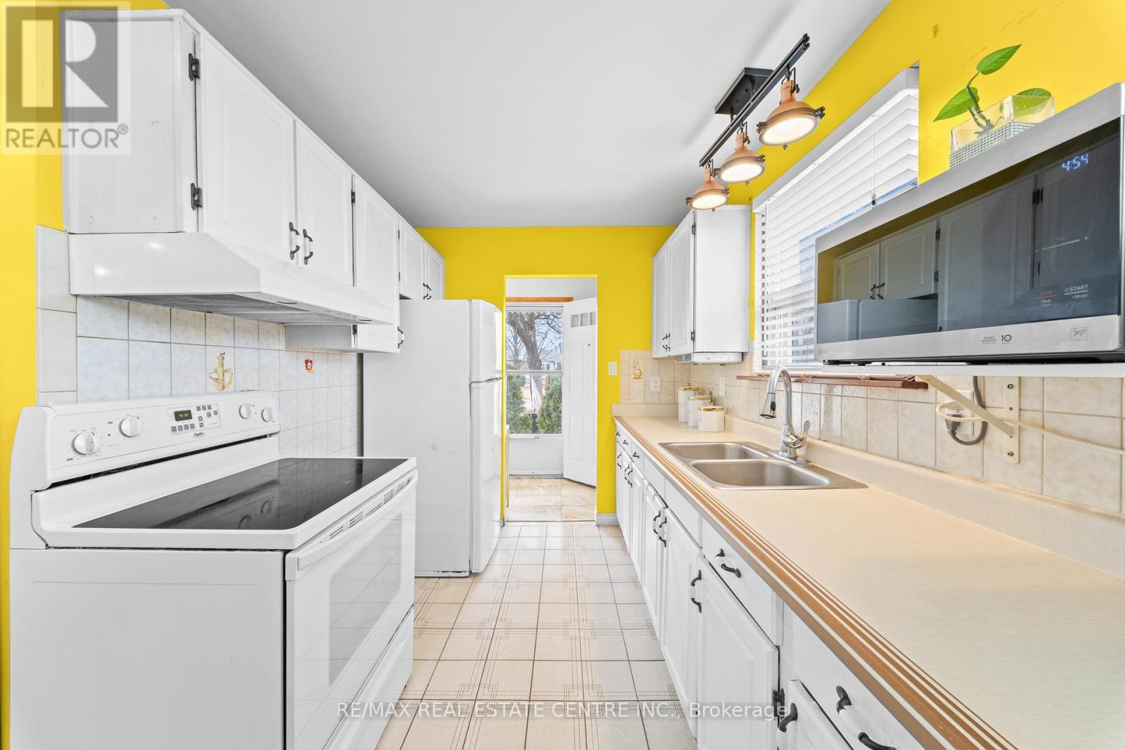 25 Juniper Crescent, Brampton, Ontario  L6S 1J9 - Photo 18 - W12919228