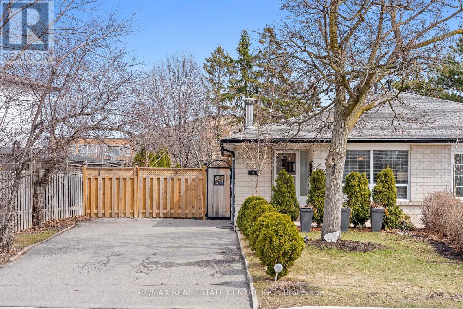 25 Juniper Crescent, Brampton, Ontario  L6S 1J9 - Photo 2 - W12919228