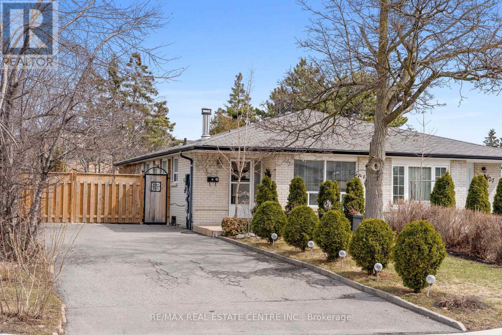 25 Juniper Crescent, Brampton, Ontario  L6S 1J9 - Photo 3 - W12919228