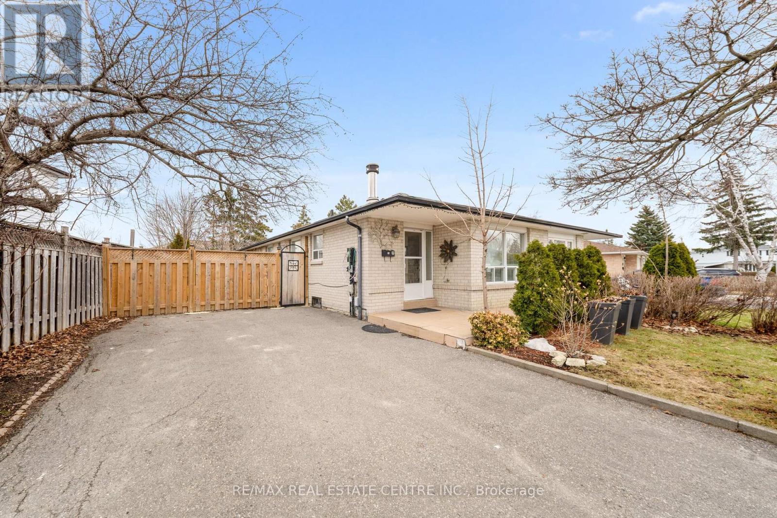 25 Juniper Crescent, Brampton, Ontario  L6S 1J9 - Photo 4 - W12919228