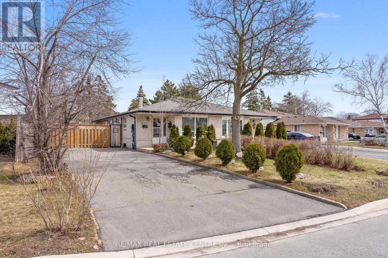 25 Juniper Crescent, Brampton, Ontario  L6S 1J9 - Photo 5 - W12919228