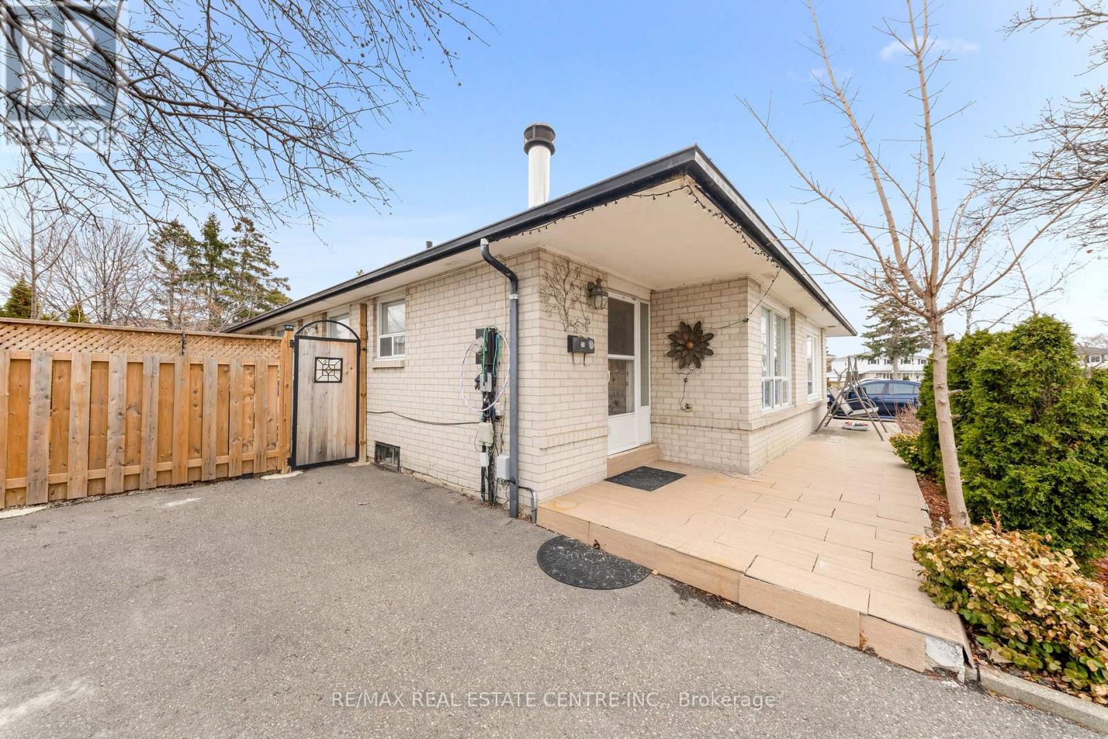 25 Juniper Crescent, Brampton, Ontario  L6S 1J9 - Photo 6 - W12919228