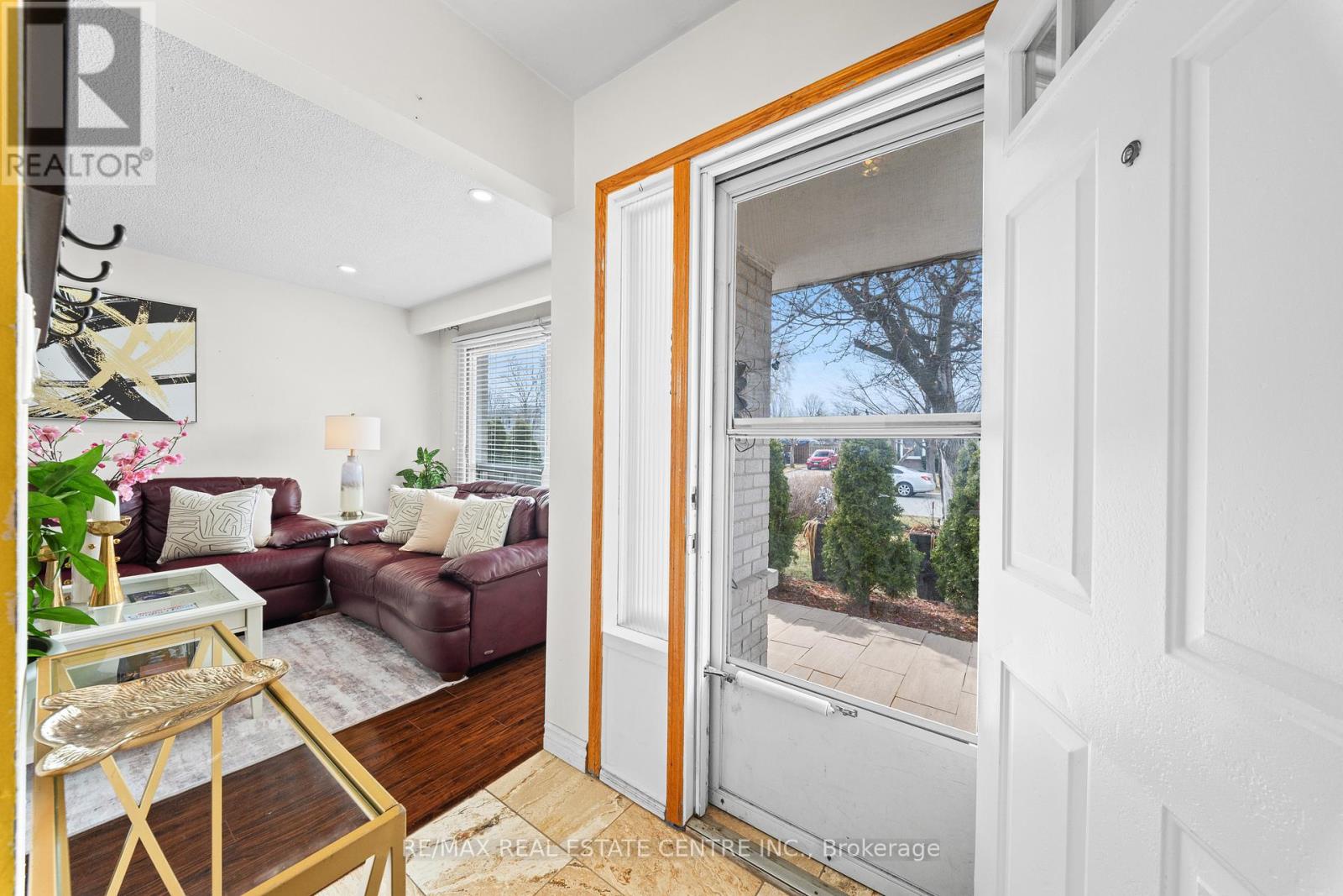 25 Juniper Crescent, Brampton, Ontario  L6S 1J9 - Photo 8 - W12919228