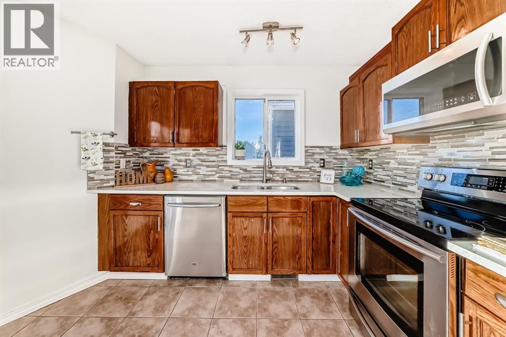 11 Martinridge Place NE, Calgary, Alberta  T3J 3B8 - Photo 7 - A2286197